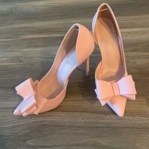 Barely used shoes. Size 7. Heel: 4 inches. Baby pink color. Very cute!